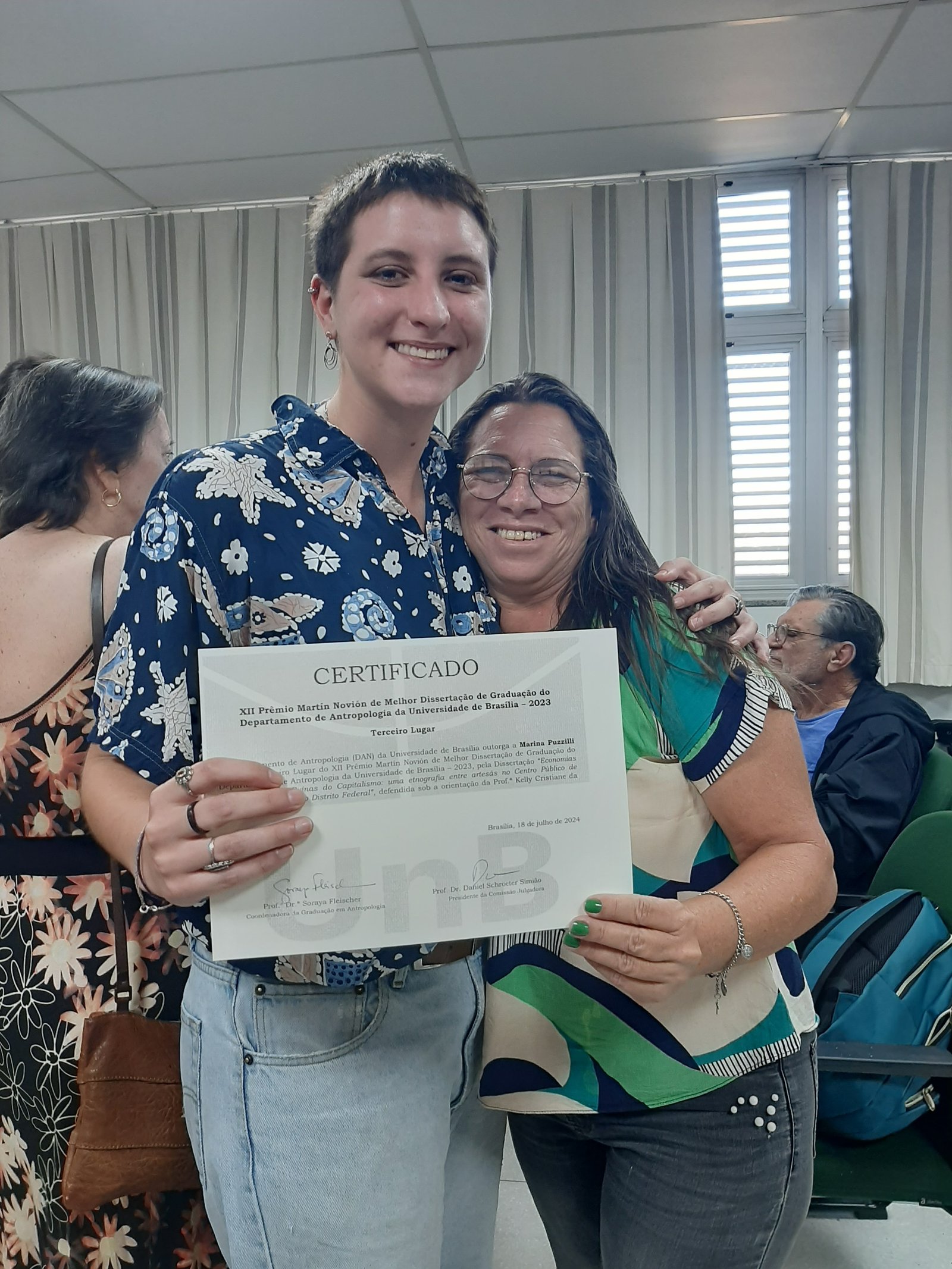 Marina e Patrícia celebram juntas o prêmio outorgado ao TCC de Marina, em julho de 2024. Marina e Patrícia celebram juntas o prêmio outorgado ao TCC de Marina, em julho de 2024.